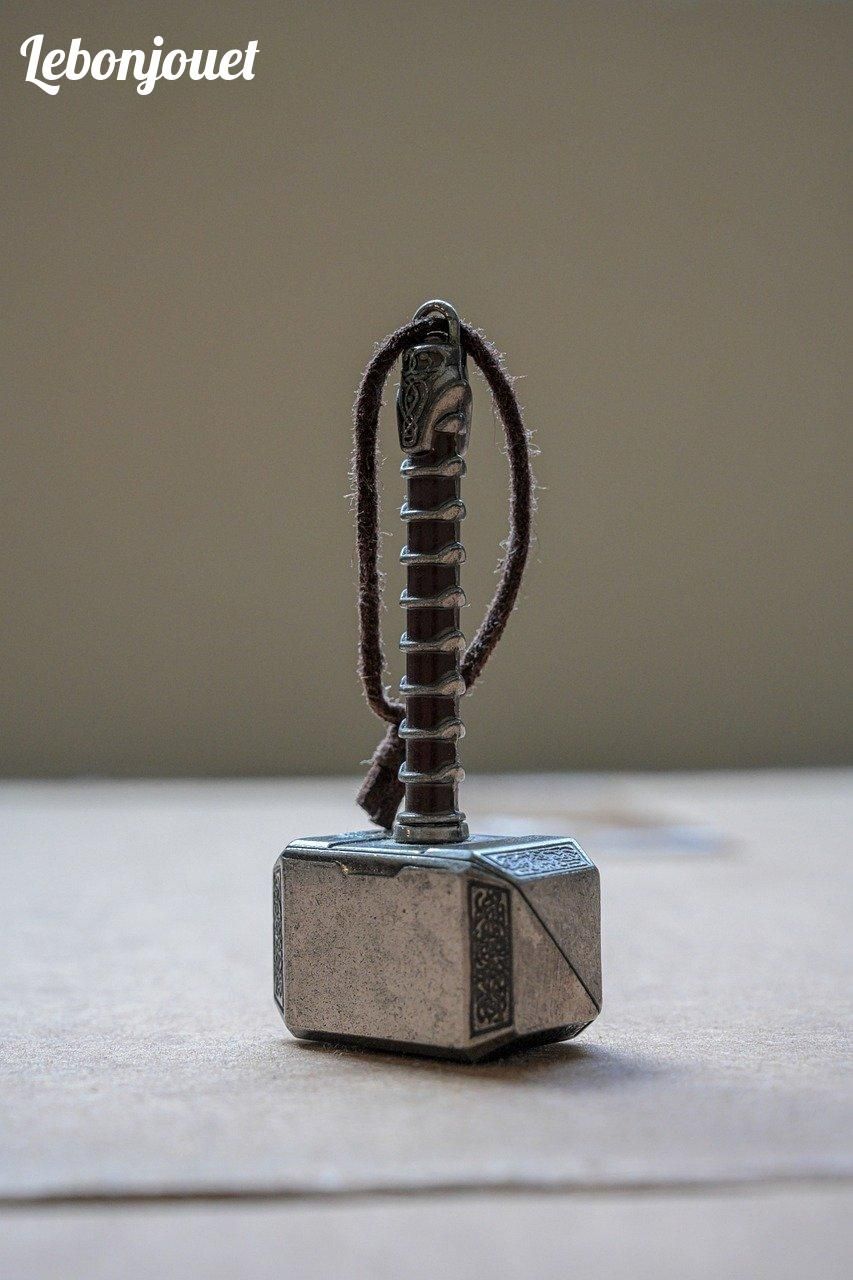 Mjöllnir miniature, symbole ultime des Avengers. Trouvez-le chez vos boutiques favorites !
