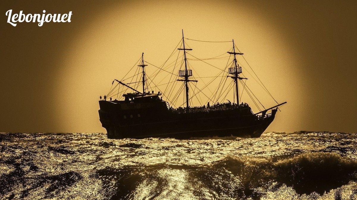 Navire sur l'horizon, rappelant l'épopée maritime de Jack Sparrow.