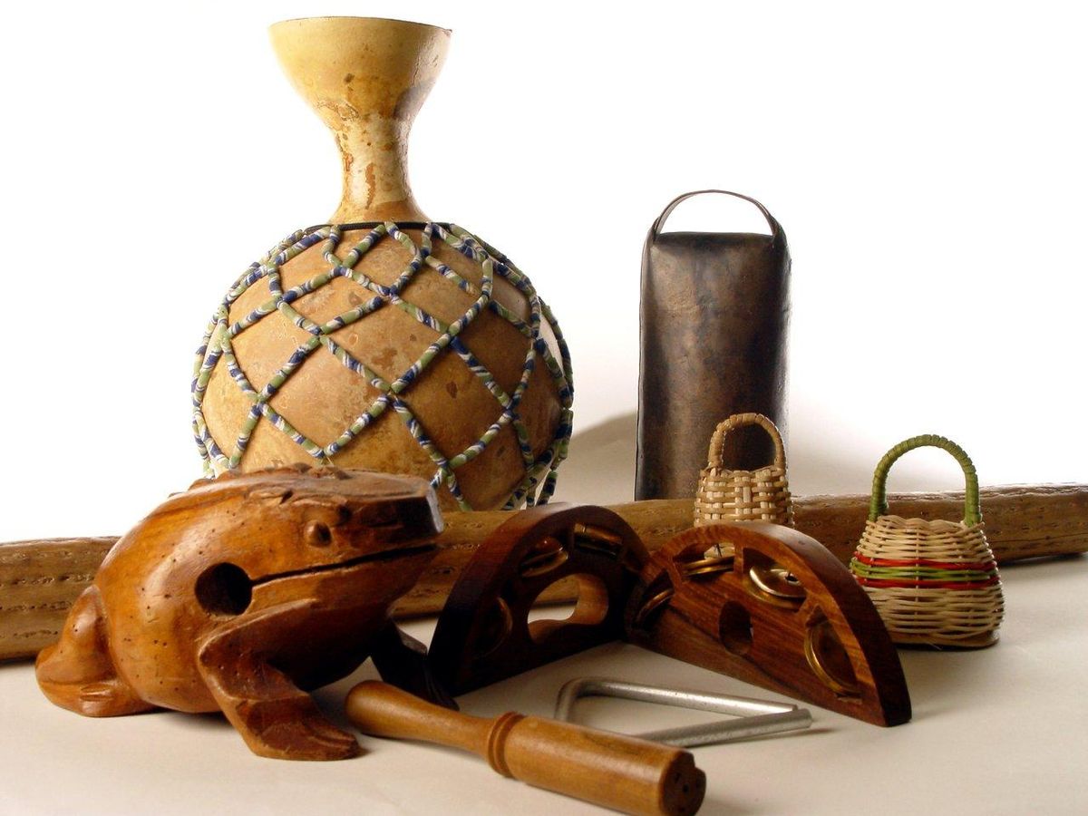 Objets du quotidien transformés en percussions : l'éveil musical par le recyclage créatif.