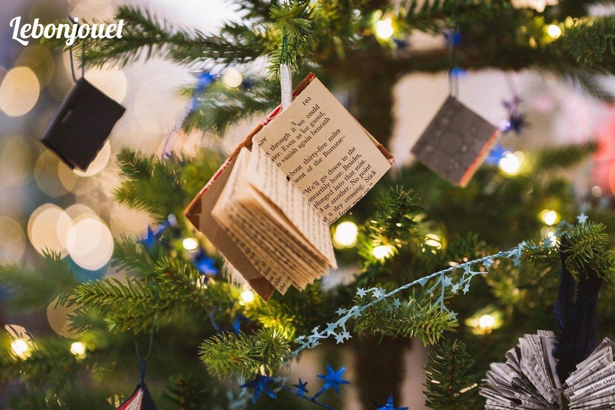 Ornements en livre : ajoutez une touche littéraire et chaleureuse à votre déco de Noël DIY.