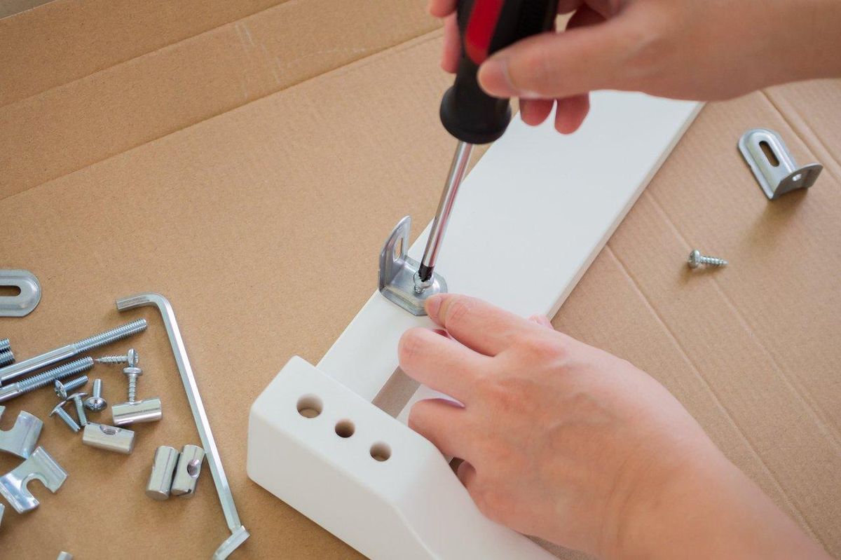 Outils de montage IKEA shelf assembly tools pour démonter une étagère BILLY en toute précision.
