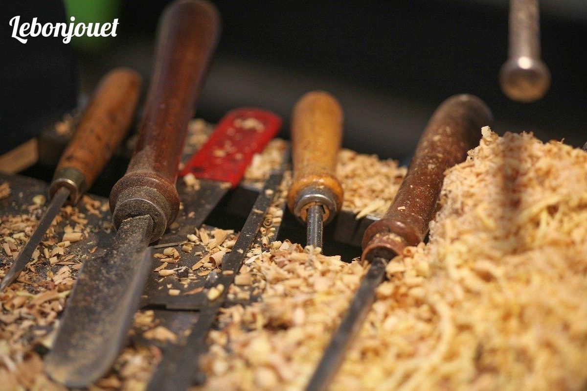 Outils prêts pour sculpter, assembler, perfectionner vos jouets en bois maison.