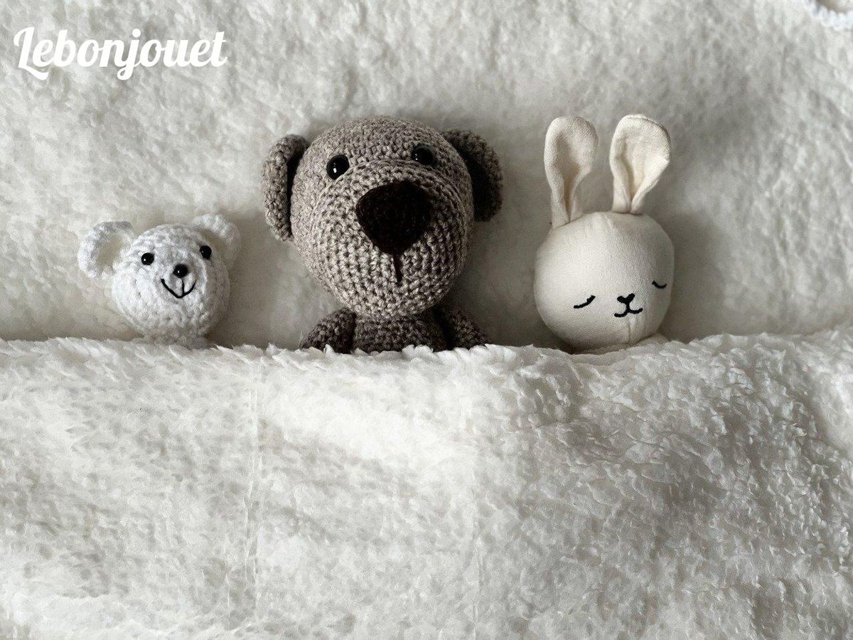 Peluches douillettes, parfaites pour un Noël cocooning avec vos parents.