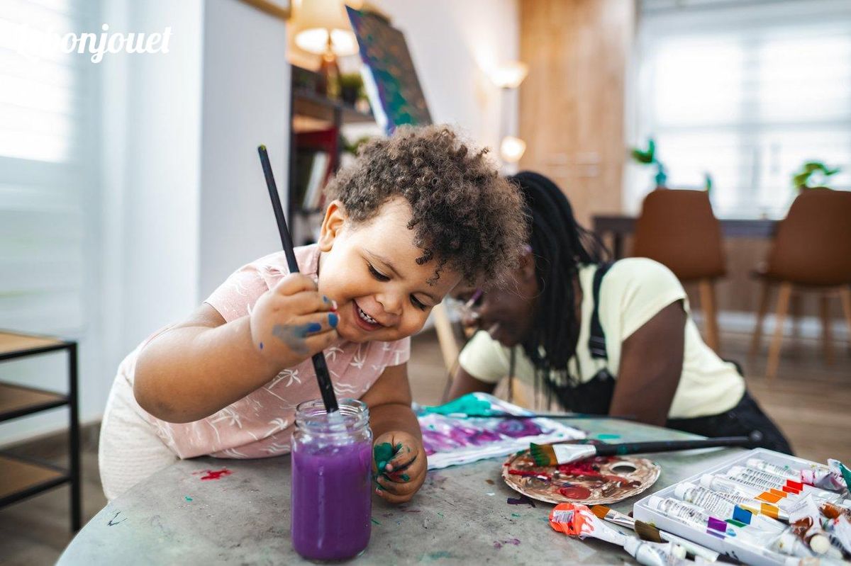Petit artiste en herbe découvre la magie des couleurs pour peindre le verre.