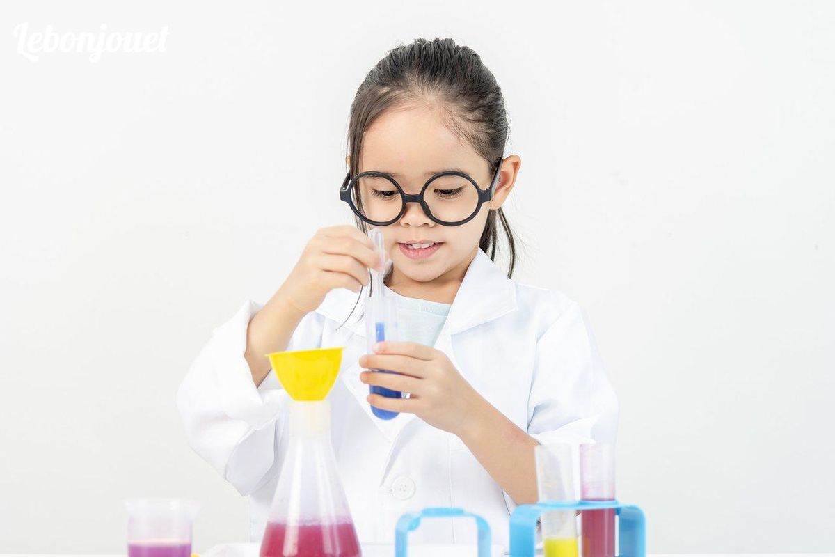 Petite scientifique émerveillée en plein test, l'expérience rend l'apprentissage ludique et captivant.