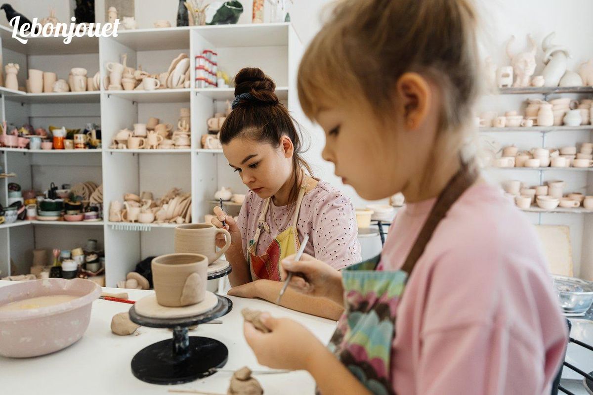Petits potiers concentrés : l'art de modeler pour stimuler la créativité des enfants à la maison.