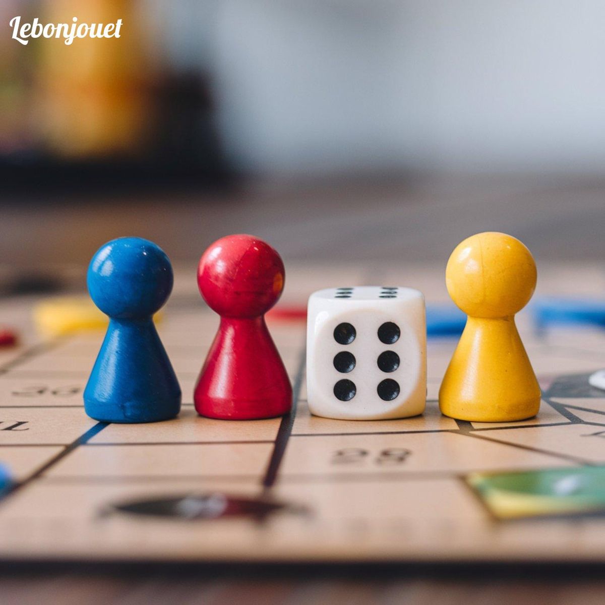 Pions colorés et dé fascinant: l'héritage ludique de Darrow sur le plateau Monopoly.