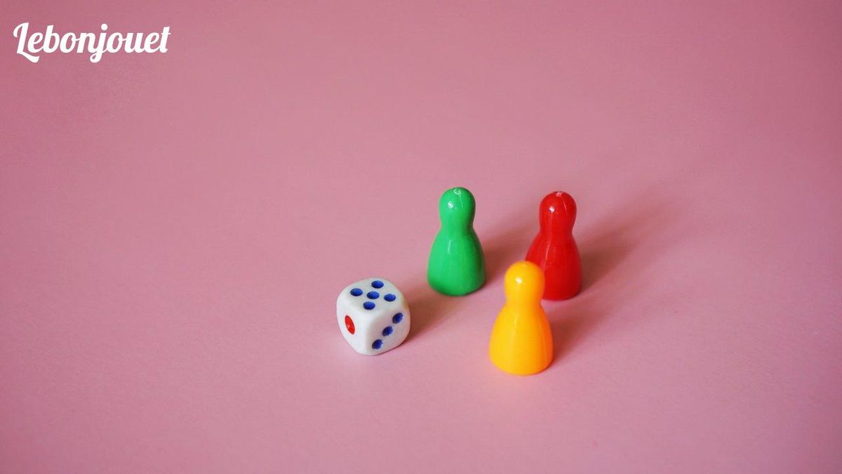 Pions et dé: l'héritage coloré des jeux de société modernes.