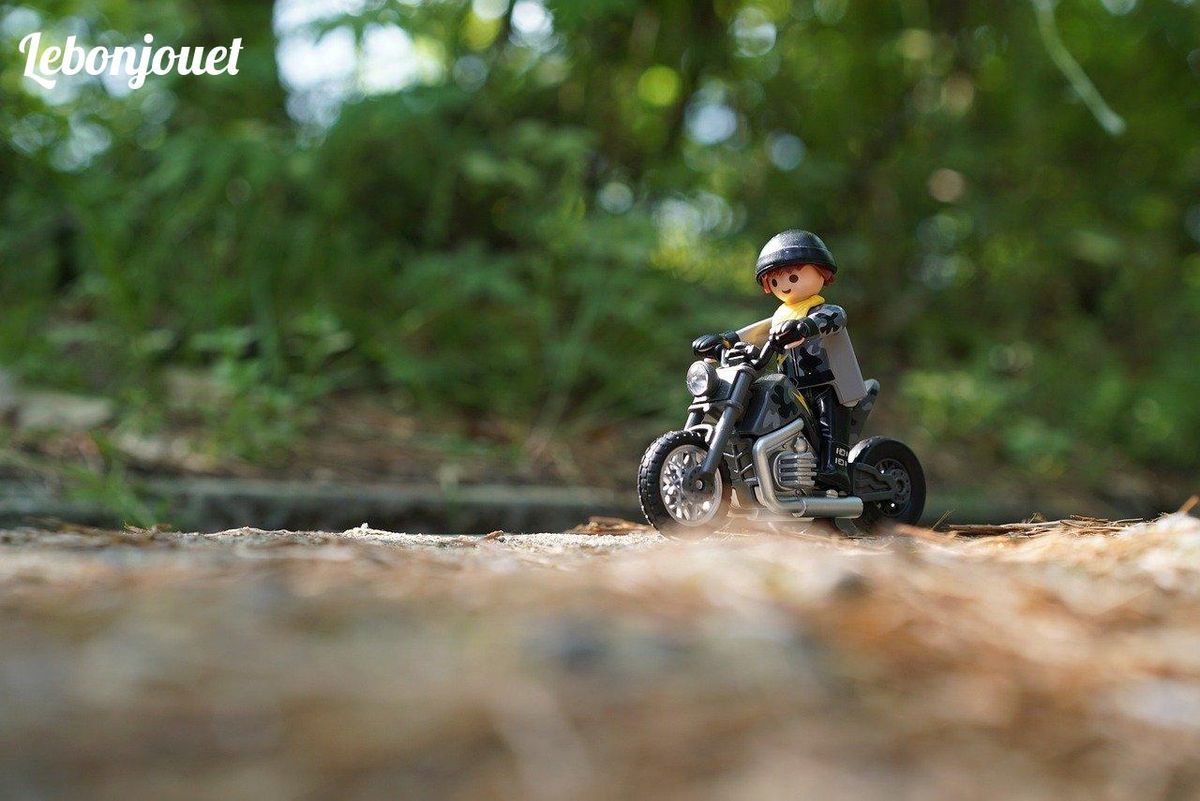 Playmobil motard prêt à rouler, gardez-le comme neuf, à l'abri des éléments.