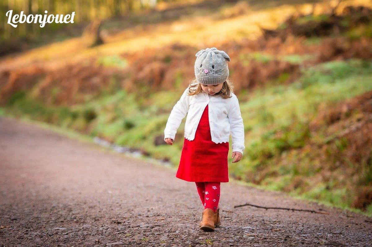 Premiers pas confiants en plein air, favorisant la motricité des tout-petits en exploration.