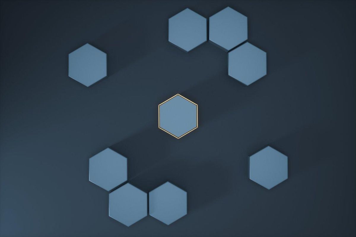 Pyramide en tuiles hexagonales colorées du jeu Orbis, illustrant la progression vers la divinité.