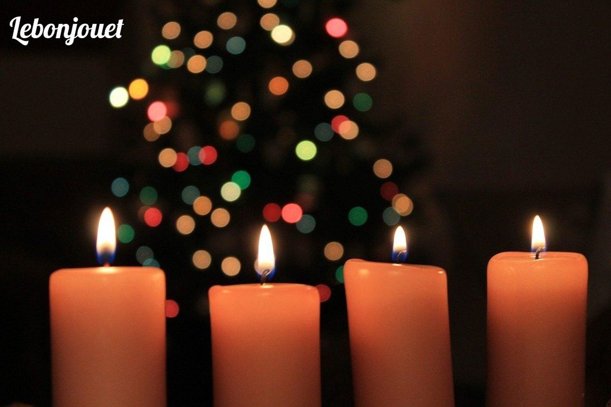 Quatre bougies illuminent les fêtes, parfaites avec des couronnes naturelles DIY.