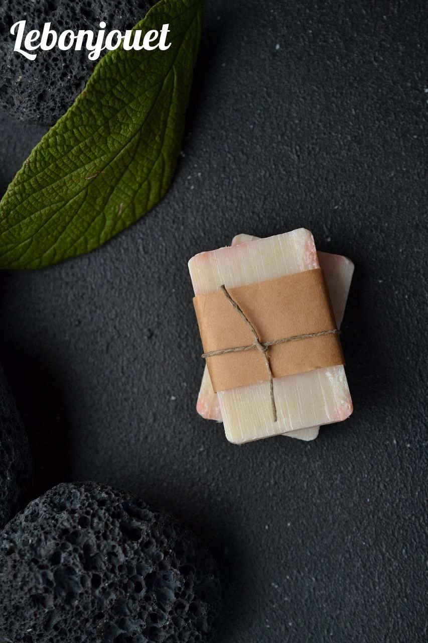 Savons artisanaux : offrez un moment de détente avec ces trésors faits main.