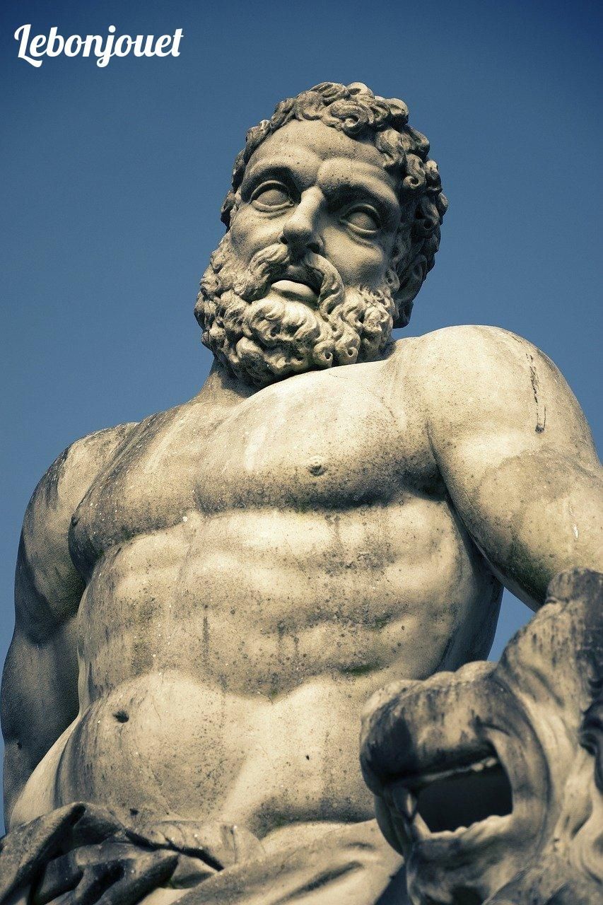 Sculpture d'Hercule, symbole de force et de courage pour inspirer la jeunesse moderne.