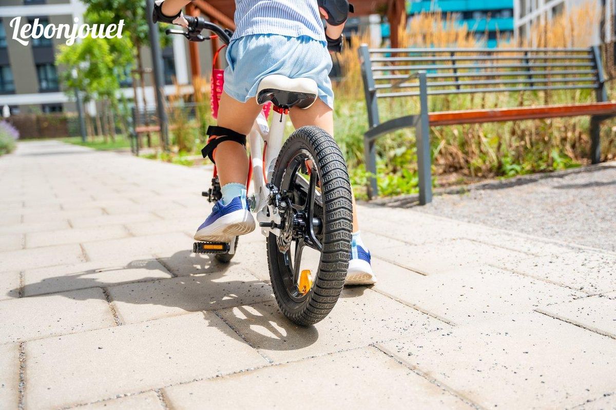 Sécurité à vélo : apprenez aux enfants à contrôler leur équilibre pour des balades réussies.