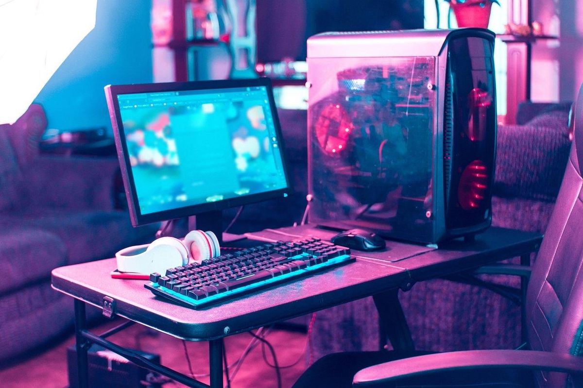 Setup gaming PC avec écran et accessoires pour optimiser la configuration Hytale en accès anticipé.