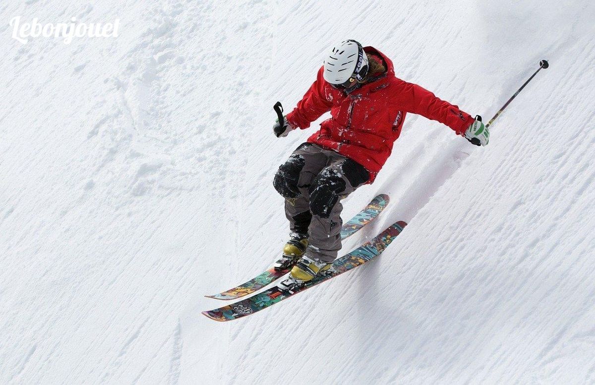 Skieur audacieux en action, parfait pour une station de ski Playmobil pleine de vie.