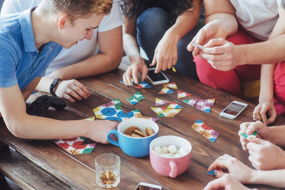 Table de jeu personnalisée avec règles ajustées, idéale pour stimuler les enfants à haut potentiel.
