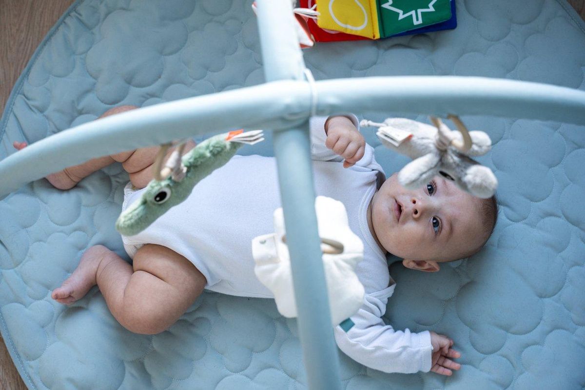 Tableau d’éveil sensoriel DIY sécurisé pour bébé, favorisant développement et découvertes durant le jeu.