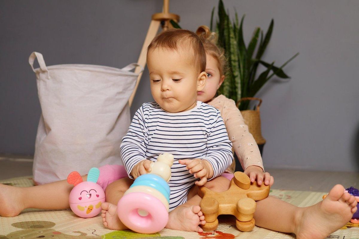 Toddler playing safe toy certifié CE, pièces de grande taille pour une sécurité optimale.