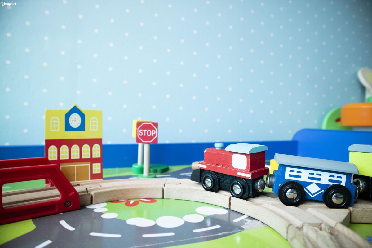 Trains en bois : parfaits pour développer l'imagination des enfants dès 2 ans.