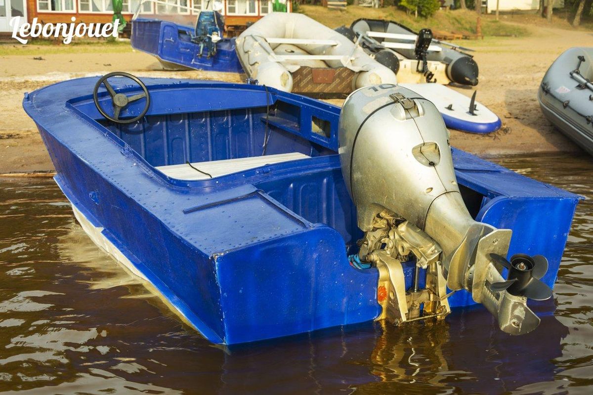 Un bateau polyvalent prêt à conquérir terre et mer, rappelant le génie du véhicule de Ryder.