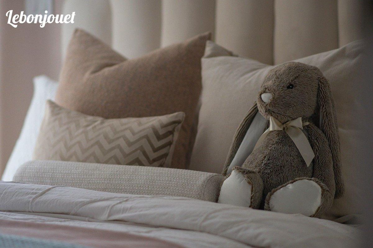 Un doux lapin en peluche parfait pour réconforter les petits durant les fêtes de Noël.