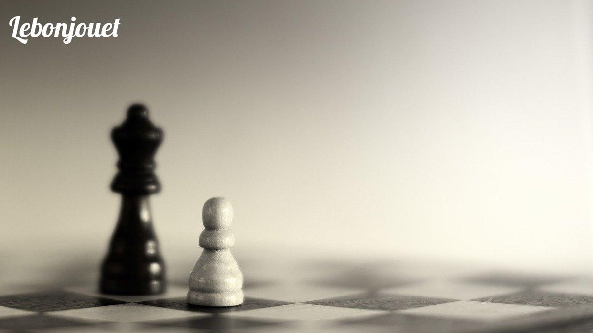 Un duel d'échecs, allégorie de la stratégie et réflexion.