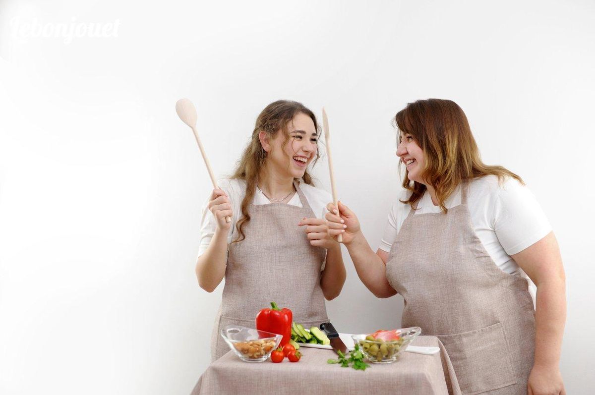 Un duo complice en cuisine : rires et recettes pour souder les liens familiaux.