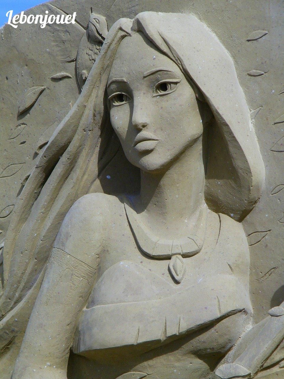 Un élégant hommage sableux à Pocahontas, alliant histoire et légende.