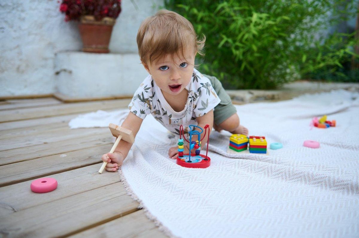 Un enfant joue avec une figurine Woody, illustrant l'impact de Pixar sur les jouets pour enfants.