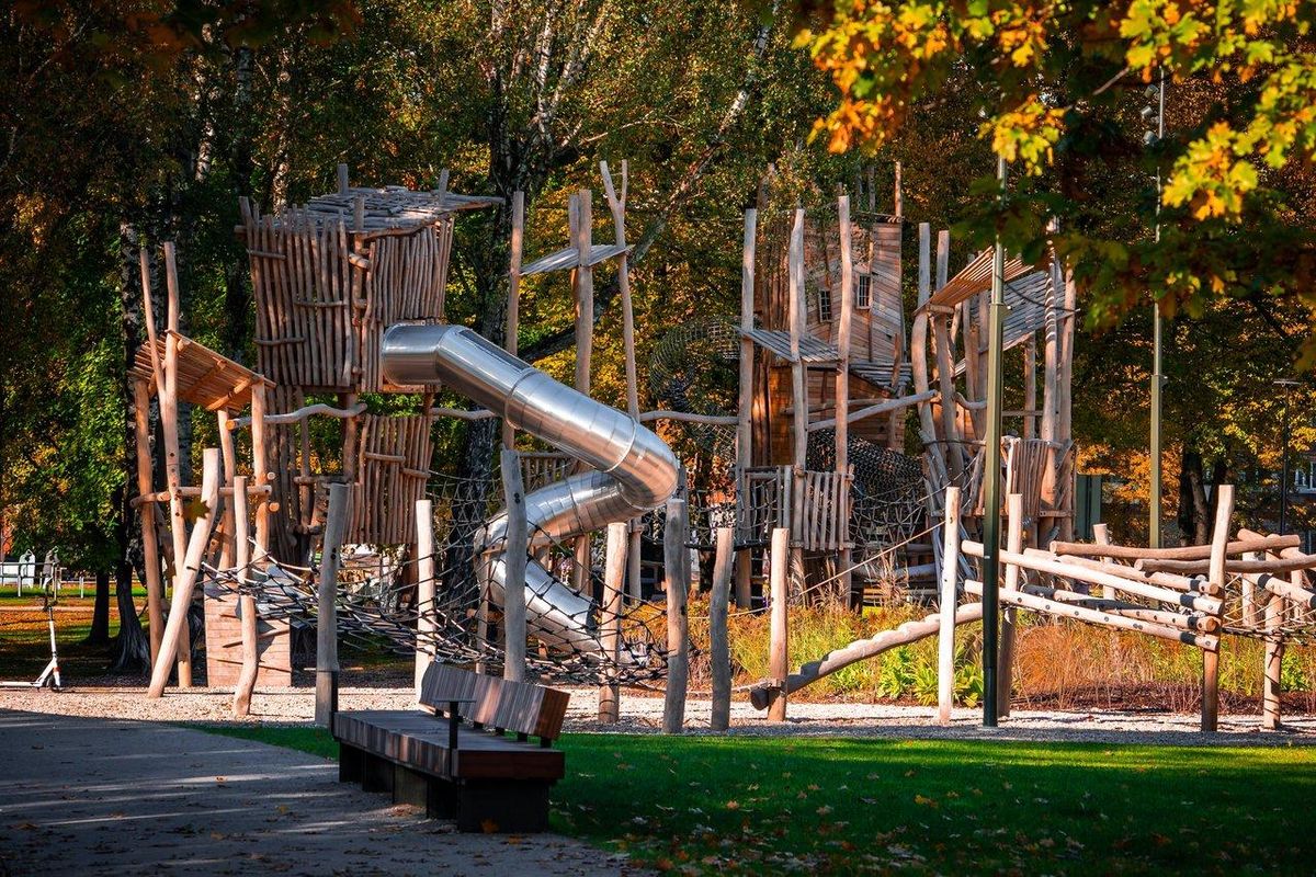 Un giant wooden marble run playground avec modules en bois et carton, idéal pour divertir les enfants.
