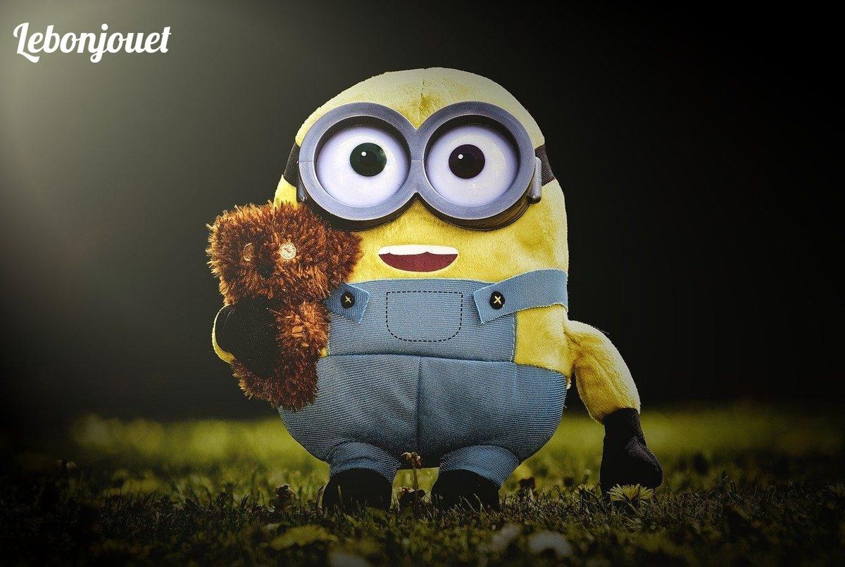 Un Minion câlinant son ours en peluche, dans la langue du fun : le Minionese !