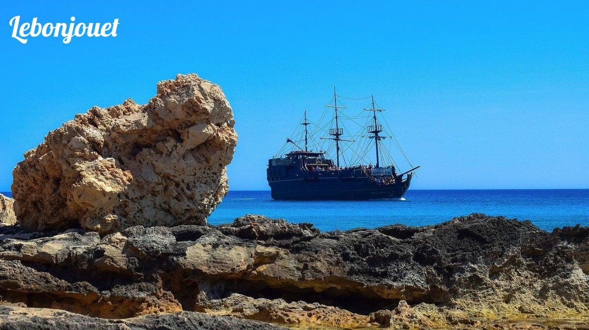 Un navire pirate au large, évoquant les origines de Jack Sparrow.