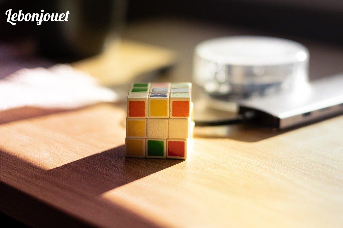 Un Rubik's Cube illumine un bureau, stimulurant l'esprit des enfants curieux.