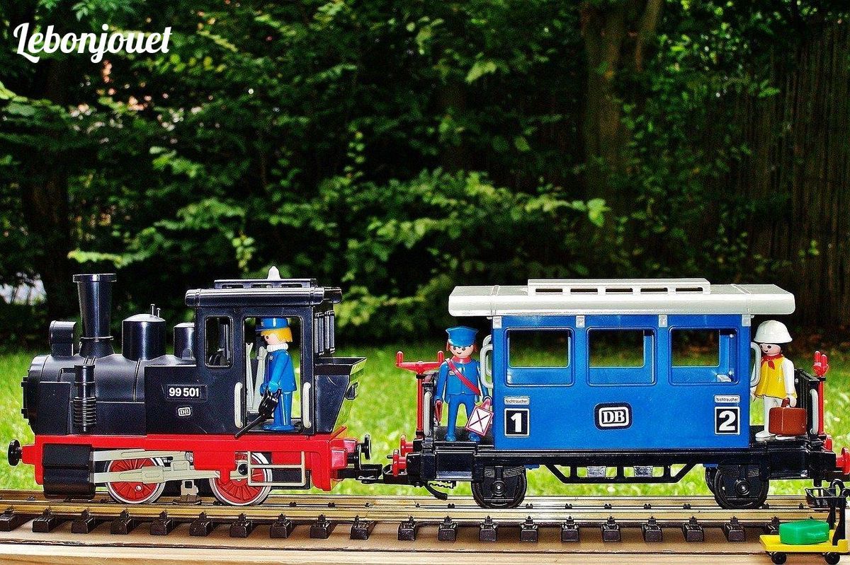 Un train Playmobil, témoin ludique d'une épopée depuis 1974, prêt pour l'aventure d'hiver.