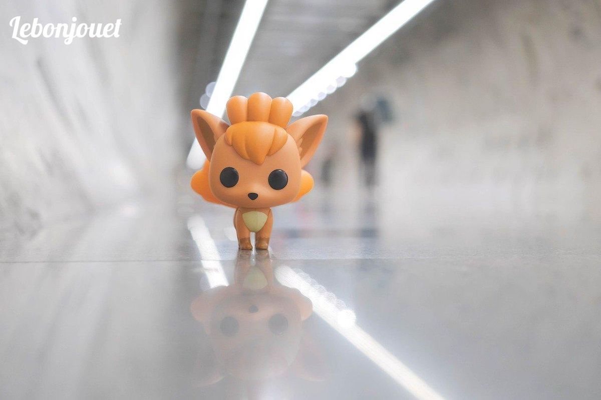 Un Vulpix ludique, parfait pour une touche festive dans votre fête Pokémon!