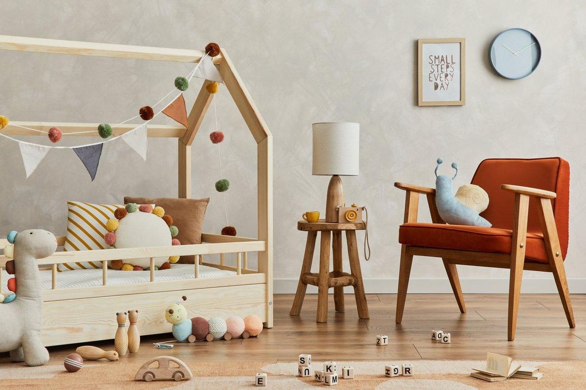 Une chambre d’enfant Japandi en bois clair, alliant design scandinave et décoration forêt chaleureuse.