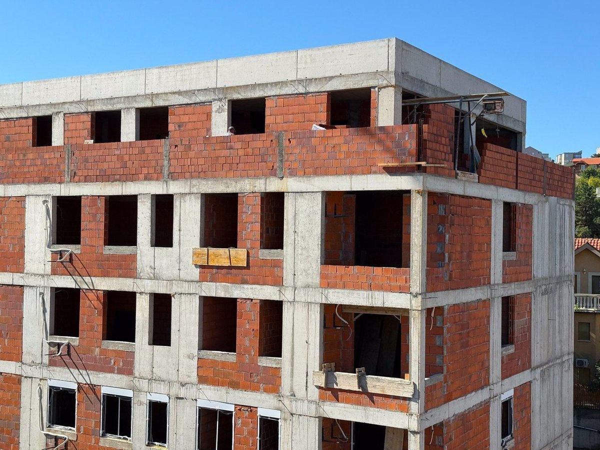 Une construction complexe en blocs de briques illustrant la méthode palette dans Hytale, sous un ciel bleu clair.
