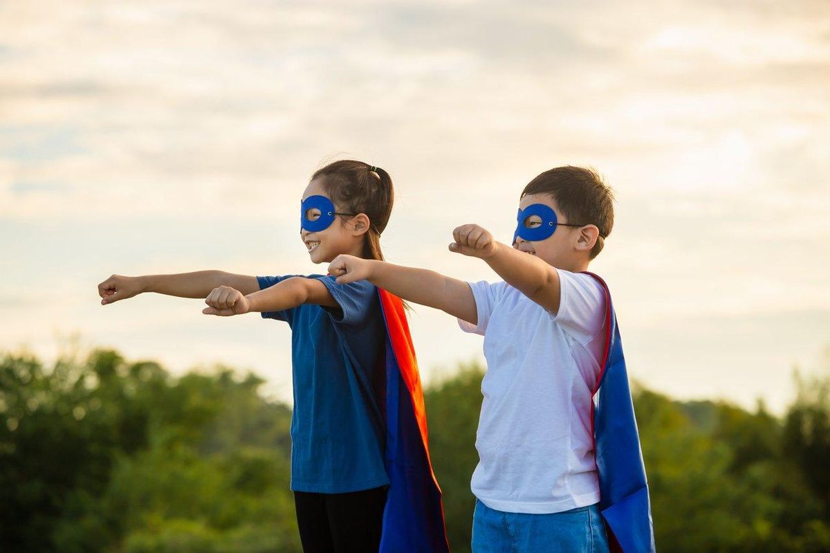 Une équipe colorée de kids super-héros réunis pour s’amuser, illustrant l’esprit d’amitié et de pouvoir.