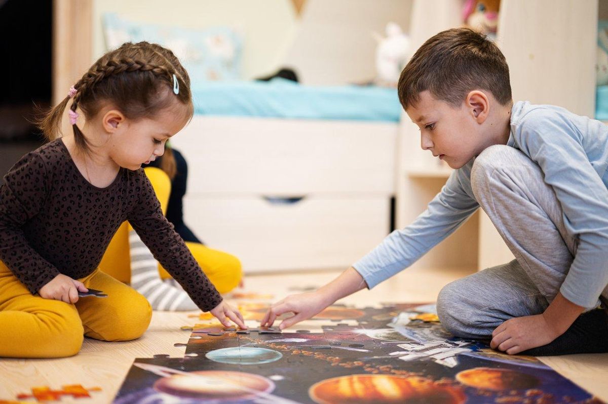 Une famille joue à des eco-friendly board games dans une salle de classe, favorisant l'éthique et le développement durable.