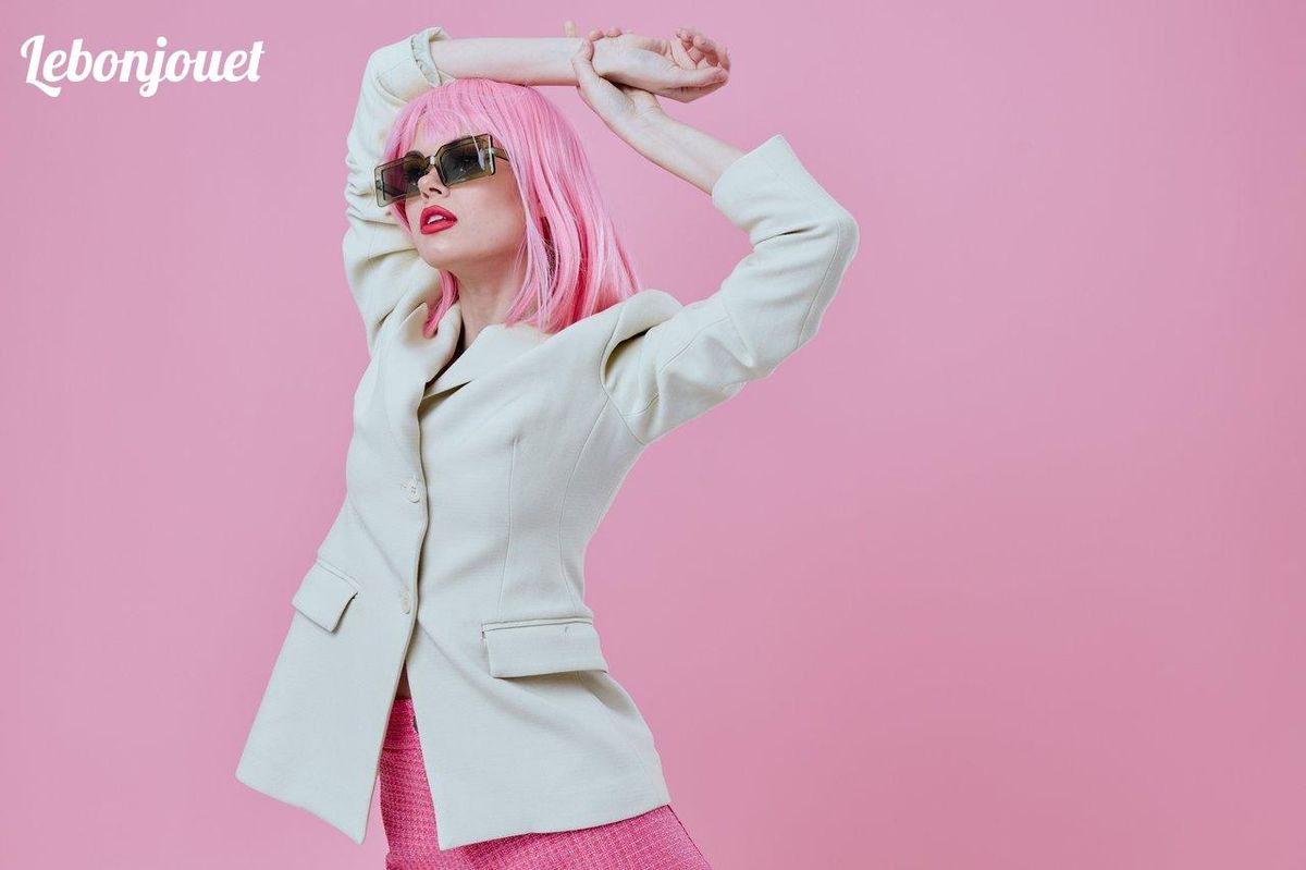 Une fashion pokemon moderne : une femme tendance avec cheveux roses, lunettes et blazer stylé.
