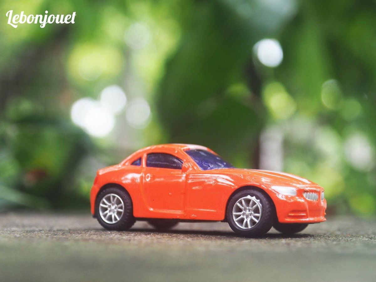 Une miniature Cars, symbole de passion transmise, captive les nouvelles générations.