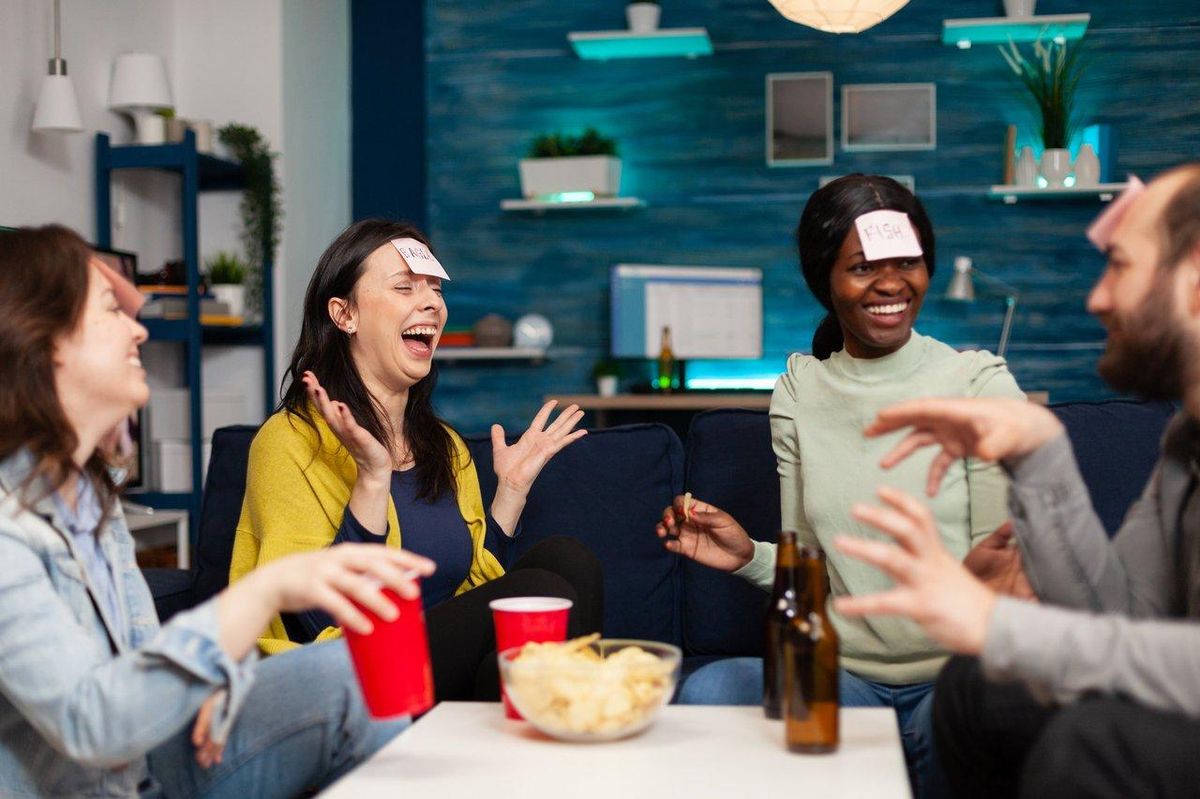 Une soirée conviviale autour d'une table de jeux de société, snacks, rires et ambiance chaleureuse lors d'une board game night party.