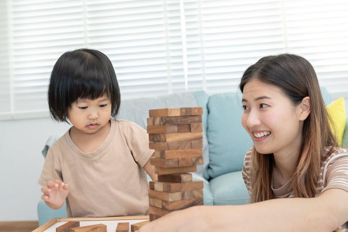 Une table de jeux bilingues avec cartes Memory, puces de Puissance 4 et Monopoly pour apprendre en s’amusant.