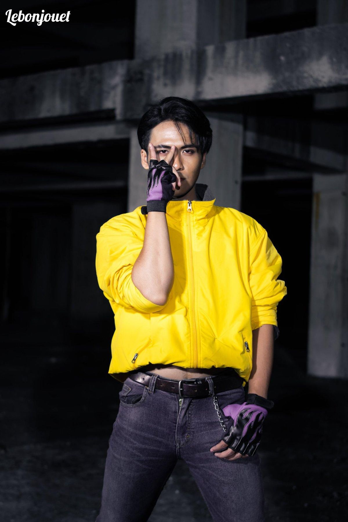 Une veste jaune évoque Ash et Pikachu, tissant des liens emblématiques et électriques.