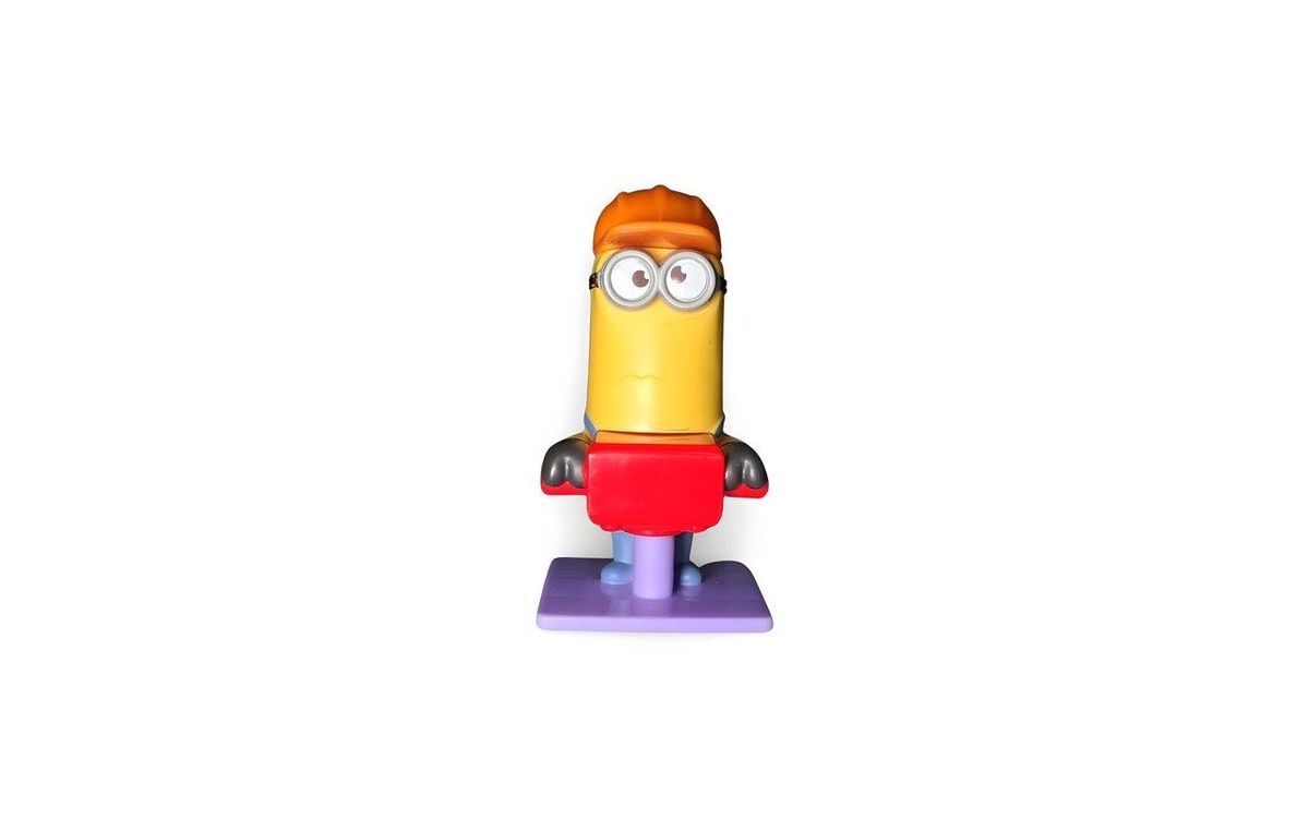 Une vitrine de vinyl toys mettant en valeur des figurines Labubu au style « ugly-cute » dans une boutique moderne.