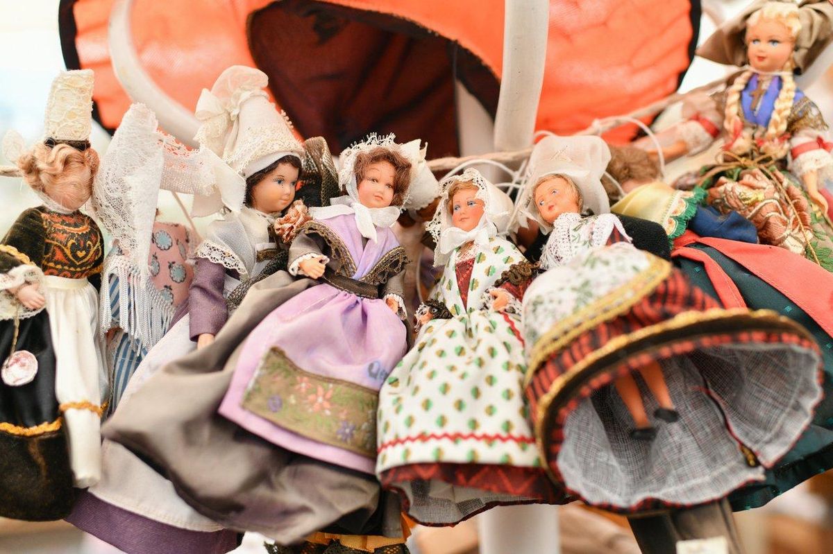 Vitrine de figurines Labubu affichées avec éclairage LED et boîtes mystères visibles pour une présentation attrayante.