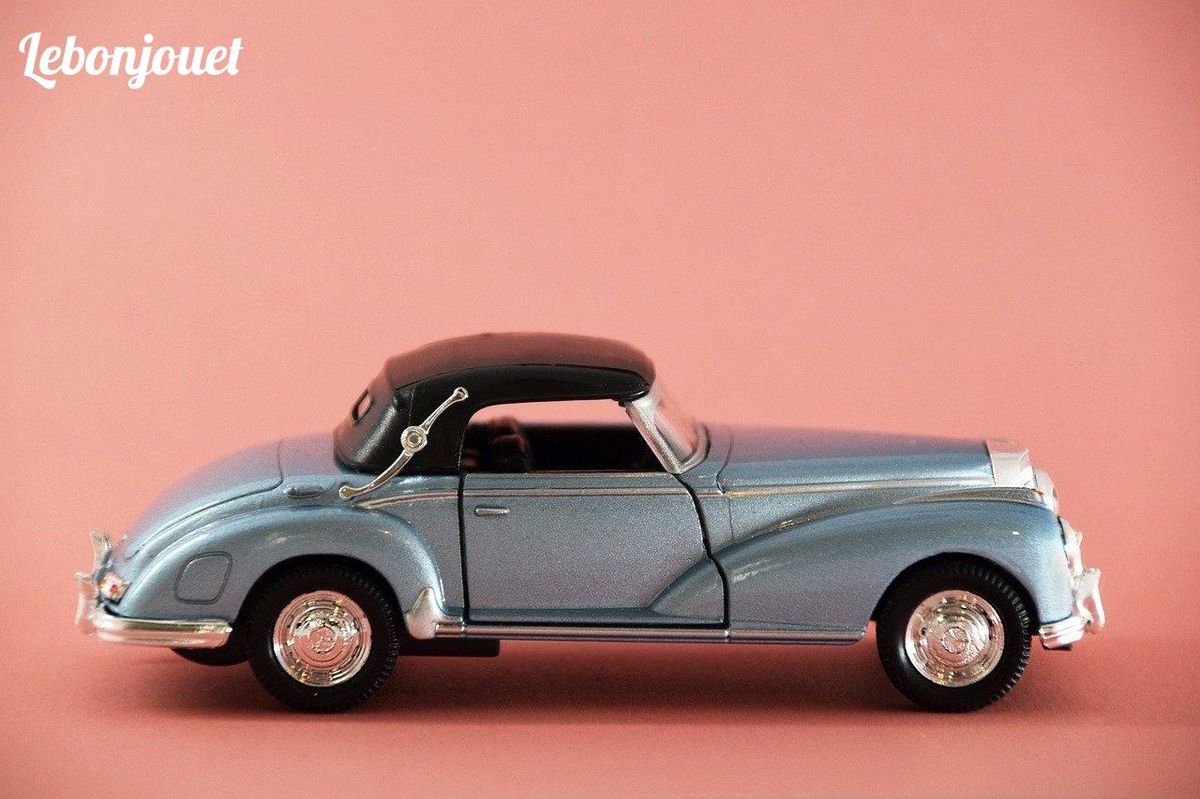 Voiture en miniature témoignant du charme classique, symbole des débuts des jouets automobiles.