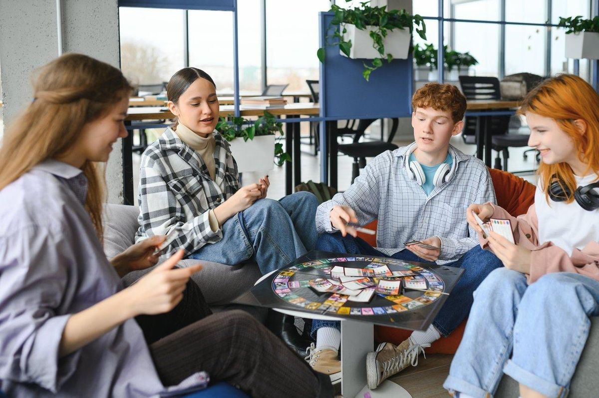 Vue d’ensemble d’une table de jeux idéale pour 6 joueurs, avec rangements intégrés et accessoires organisés.